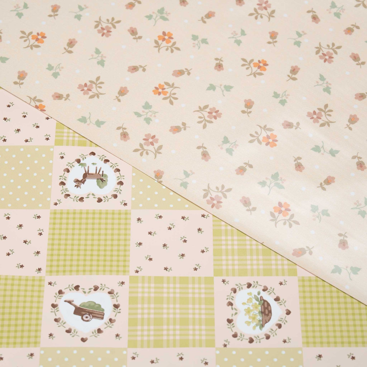 表と裏で柄が異なるテーブルクロス