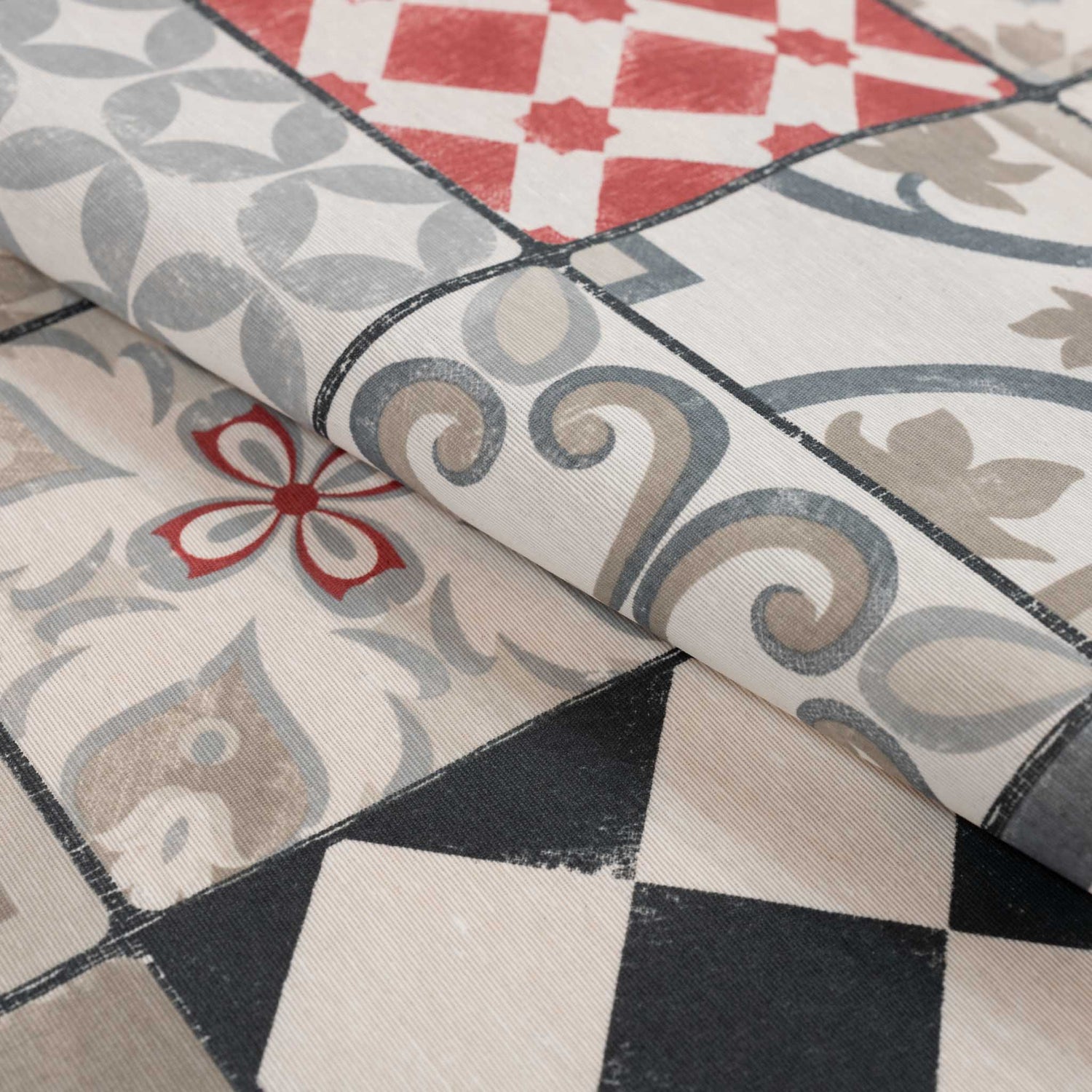 オリエンタルな雰囲気のテーブルクロス