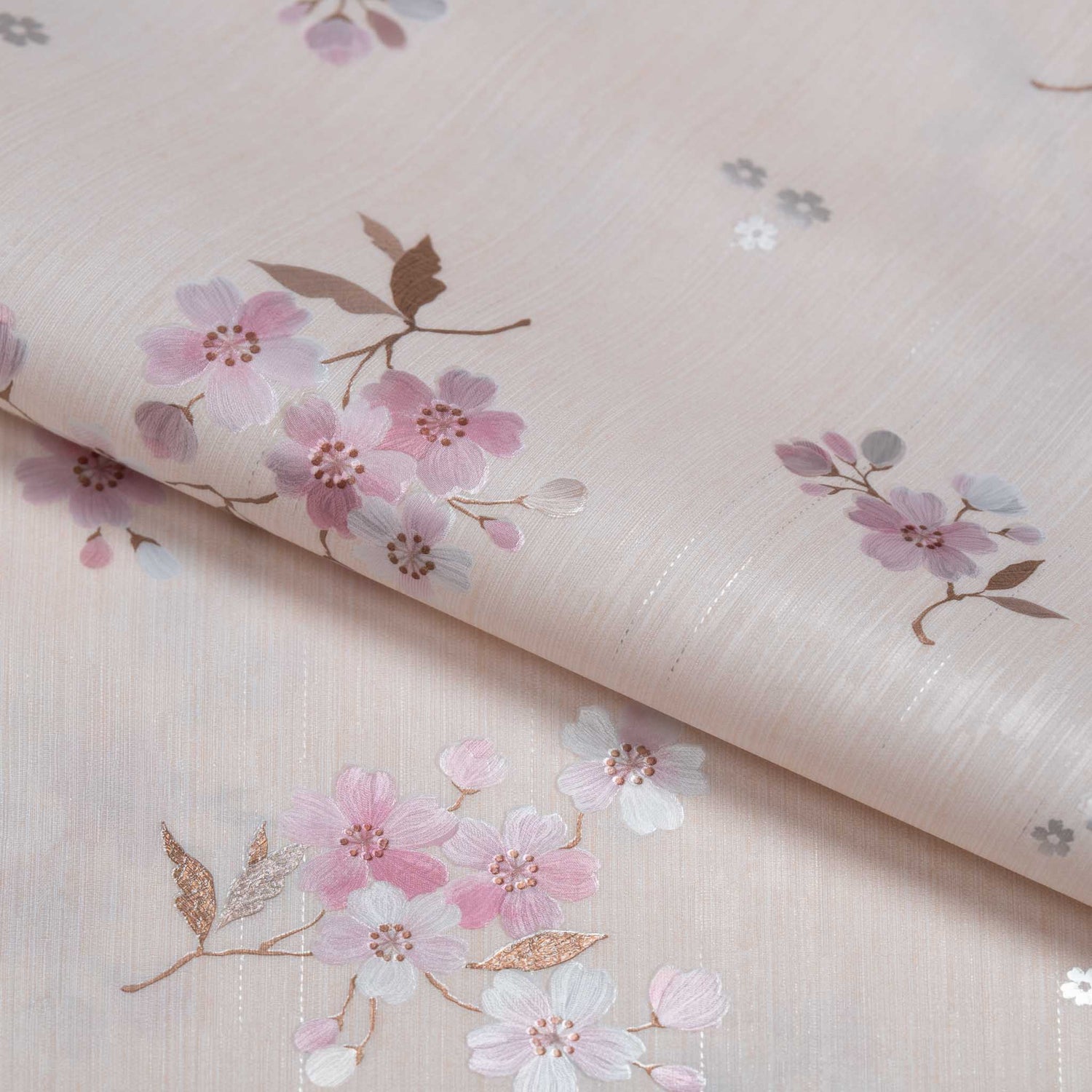ピンク地にさくら柄で華やかなテーブルクロス