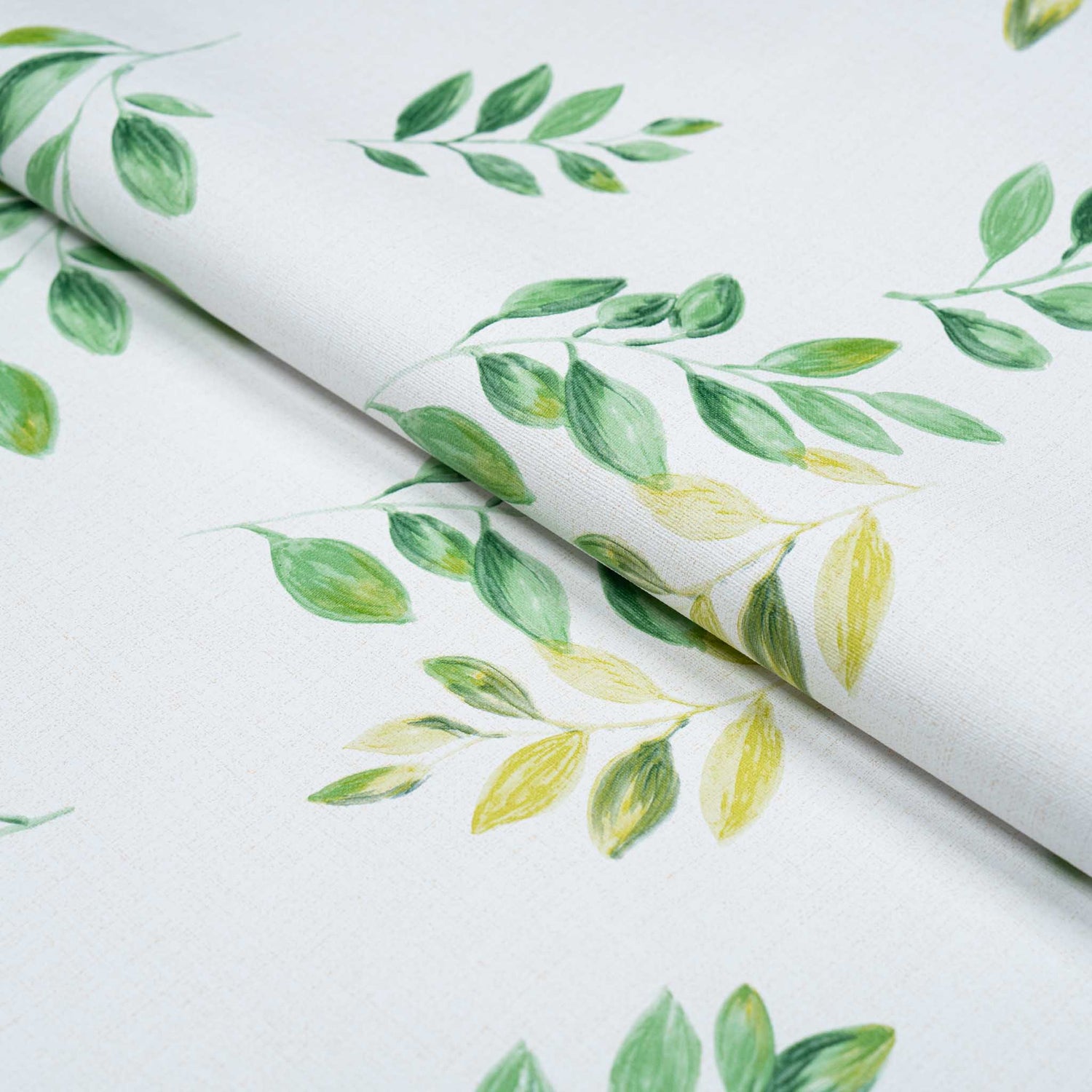 ホワイト地にグリーンのリーフ柄が爽やかなテーブルクロス