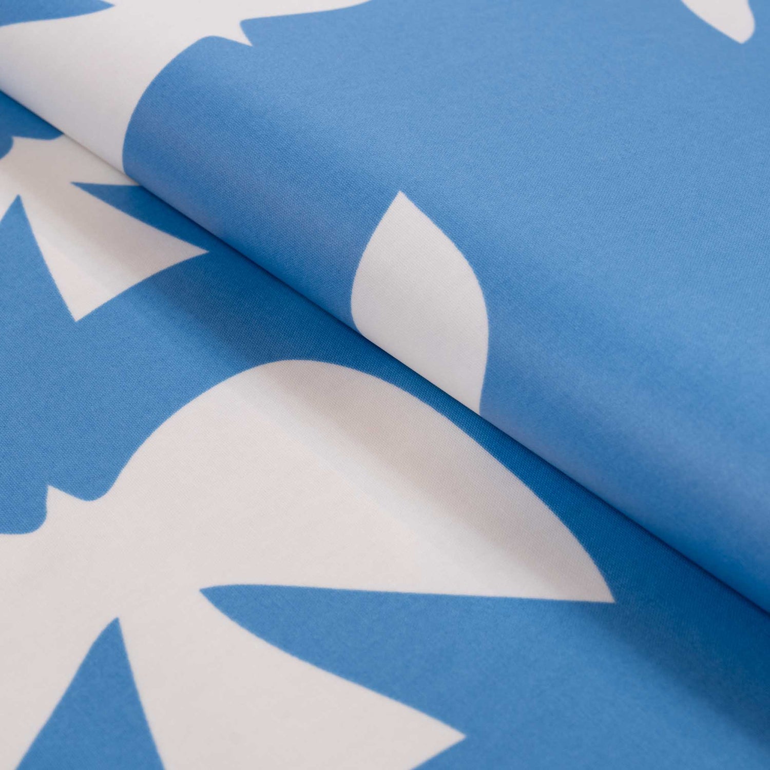 ブルー地にホワイトのデザインが爽やかなテーブルクロス