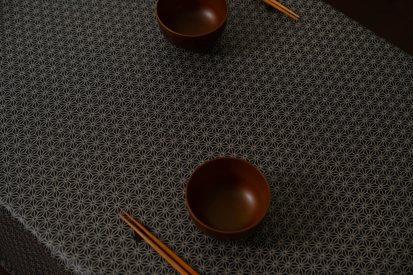 テーブルクロス 和柄 麻の葉模様 ブラック系 (幅 約105cm×長さ10cm単位カット商品)