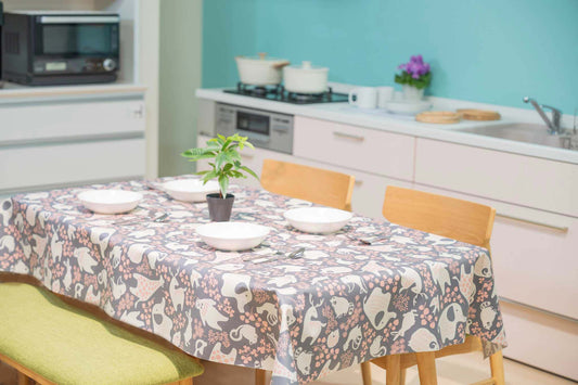 テーブルクロス アニマルモチーフ グレー(幅 約135cm×長さ10cm単位カット商品)