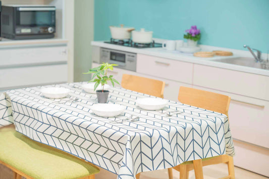 テーブルクロス イオス ヘリボーンパターン ホワイト(幅 約135cm×長さ10cm単位カット商品)