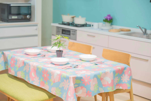 テーブルクロス エミリー フラワーモチーフ スカイブルー(幅 約135cm×長さ10cm単位カット商品)