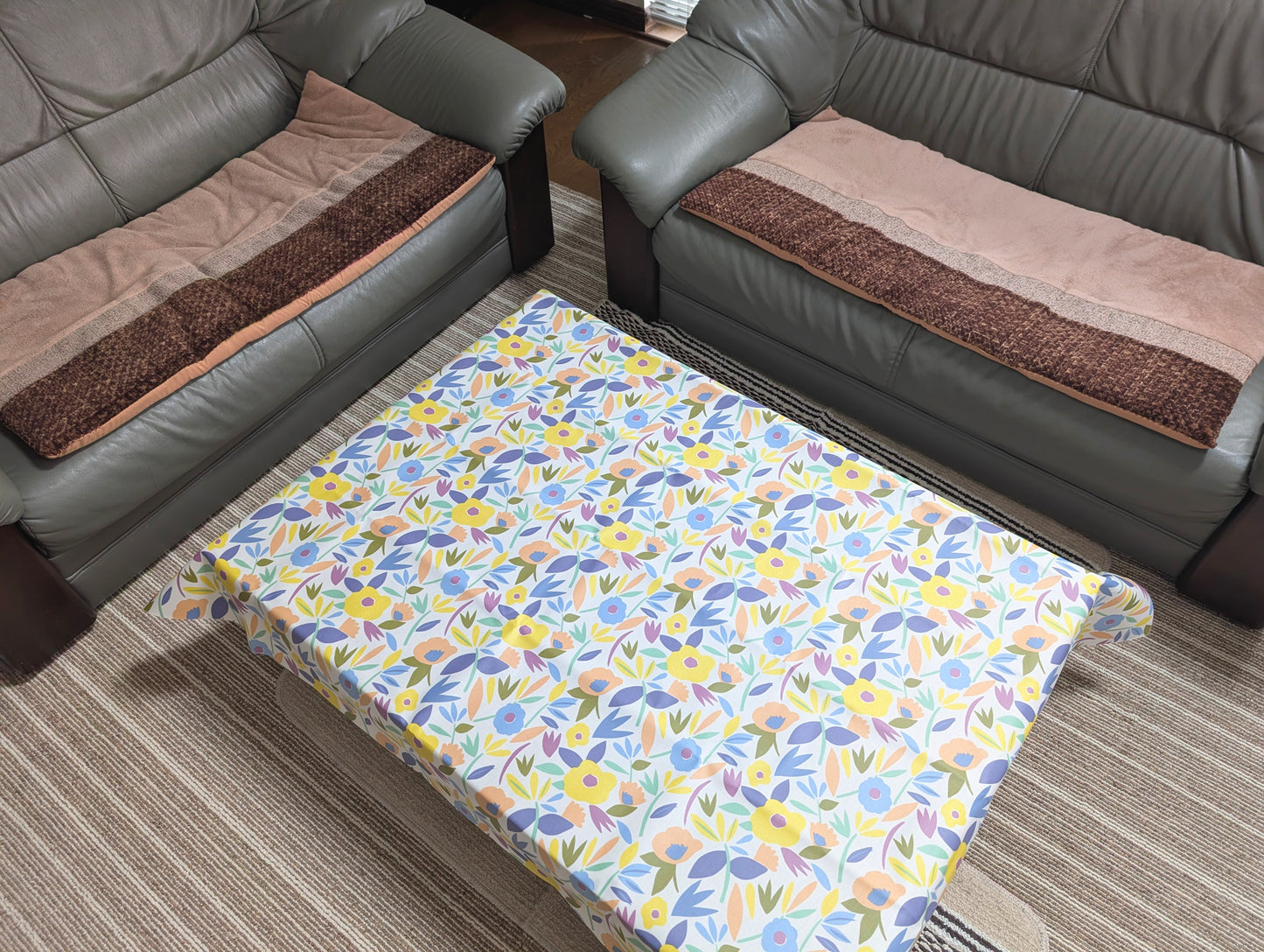 テーブルクロス ミニリタ フラワーモチーフ イエローミックス（幅 約１３５ｃｍ×長さ１０ｃｍ単位カット商品）