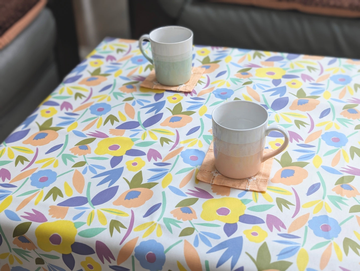 テーブルクロス ミニリタ フラワーモチーフ イエローミックス（幅 約１３５ｃｍ×長さ１０ｃｍ単位カット商品）