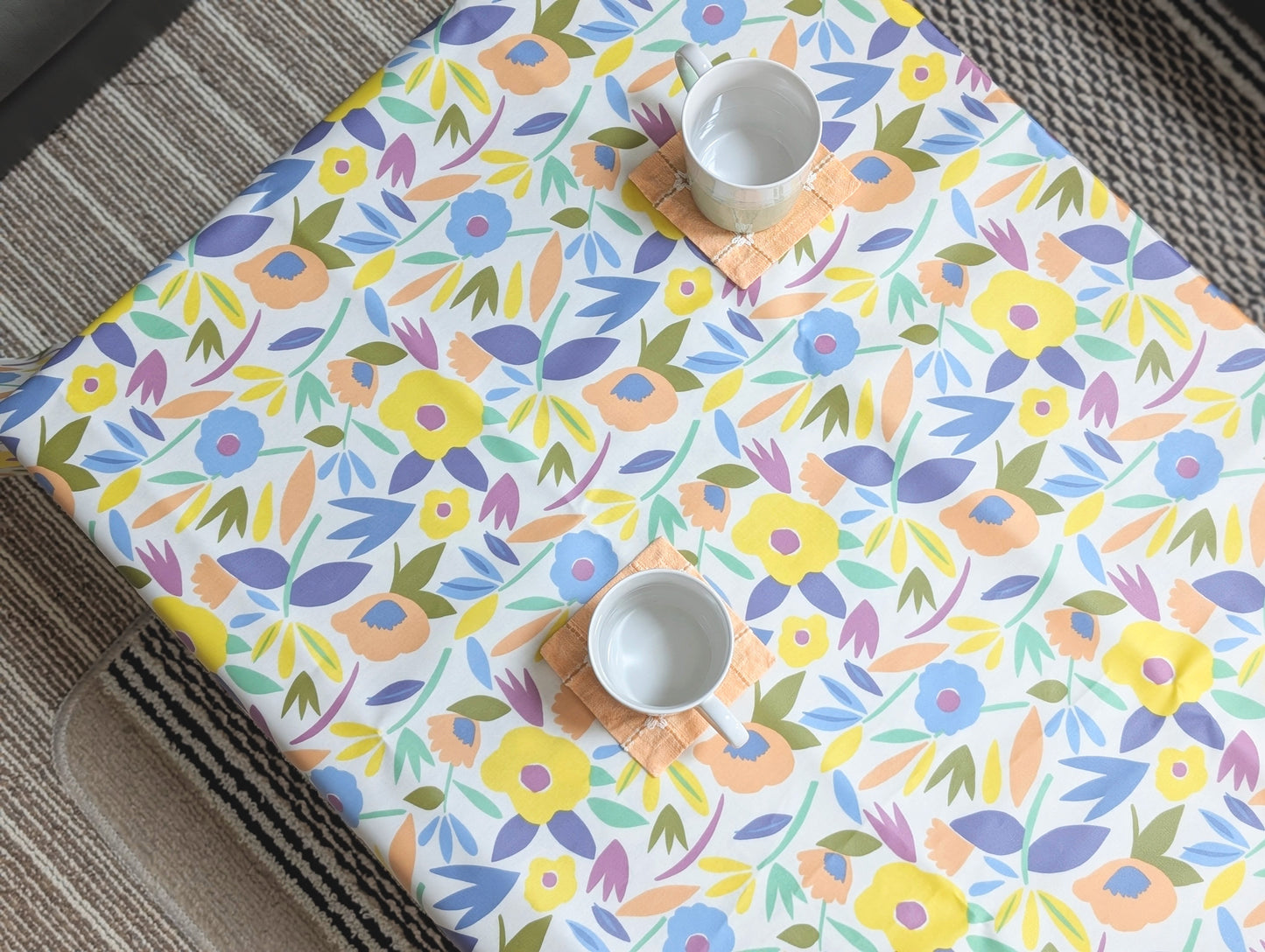 テーブルクロス ミニリタ フラワーモチーフ イエローミックス（幅 約１３５ｃｍ×長さ１０ｃｍ単位カット商品）